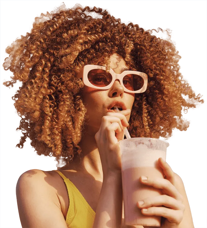 Femme aux cheveux bouclés, visuel de l'agence